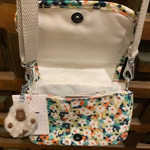 Kipling meadow flower cross-body